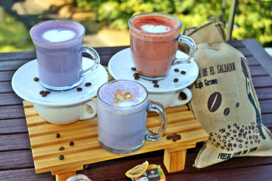 힐튼 남해 골프 & 스파 리조트가 11월 한 달 간 가을 디저트 프로모션을 벌인다. 클럽 하우스에 위치한 북카페 에이라운지는 가을 정취에 어울리는 디저트 '몽블랑'과 '라떼'를 선보인다. 달콤한 밤과 부드러운 커스터드 크림이 조화를 이루는 몽블랑은 가을 애프터눈 티 푸드로 적합하다. 가을 라떼 스페셜 메뉴로 레드 벨벳 라떼, 라벤더 라떼, 고구마 라떼 등 다채로운 방식으로 준비된다. 힐튼 남해 골프 & 스파 리조트 제공